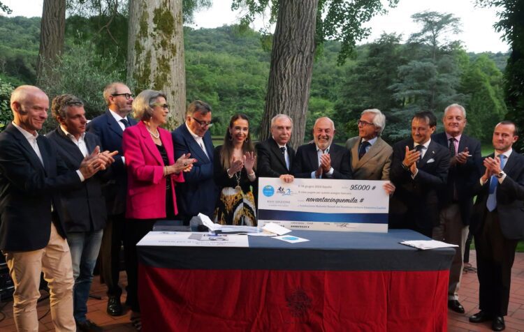 Il gruppo dei consiglieri FMRB con il Dott. Enrico Verrina, il Dott. Edoardo Garrone e il Dott. Stefano Messina al centro con l'assegno.