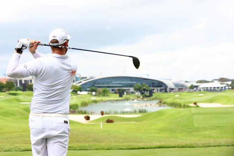 Ockie Strydom of South Africa plays his tee shot on the 18th hole during Day Four of the Singapore Classic at Laguna National Golf Resort Club on February 12, 2023 in Singapore. (Photo by Yong Teck Lim/Getty Images) | Fonte: Lulop.com