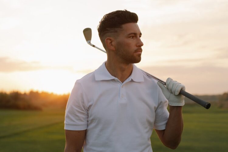 Foto di cottonbro studio: https://www.pexels.com/it-it/foto/uomo-modello-atleta-giocatore-di-golf-6256848/